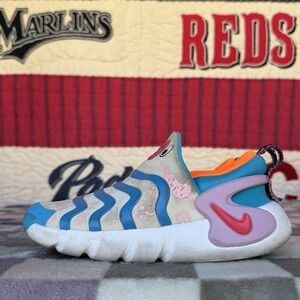 Size 3y - Nike Dynamo Go SE Low‎ Doodles - DZ2863-100